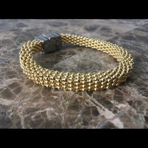 Magnetic gold bracelet